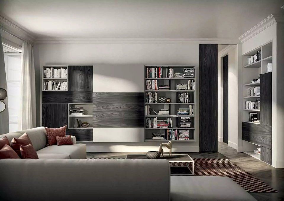 parete attrezzata con libreria e pensili in legno scuro