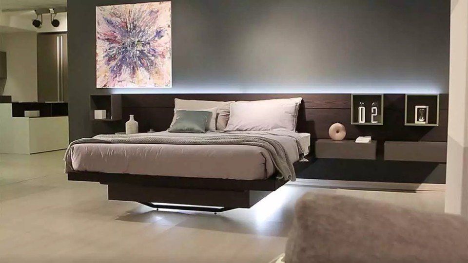 camera matrimoniale con illuminazione sotto e dietro il letto