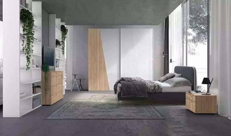 camera da letto con arredi in legno chiaro, grigi e bianchi