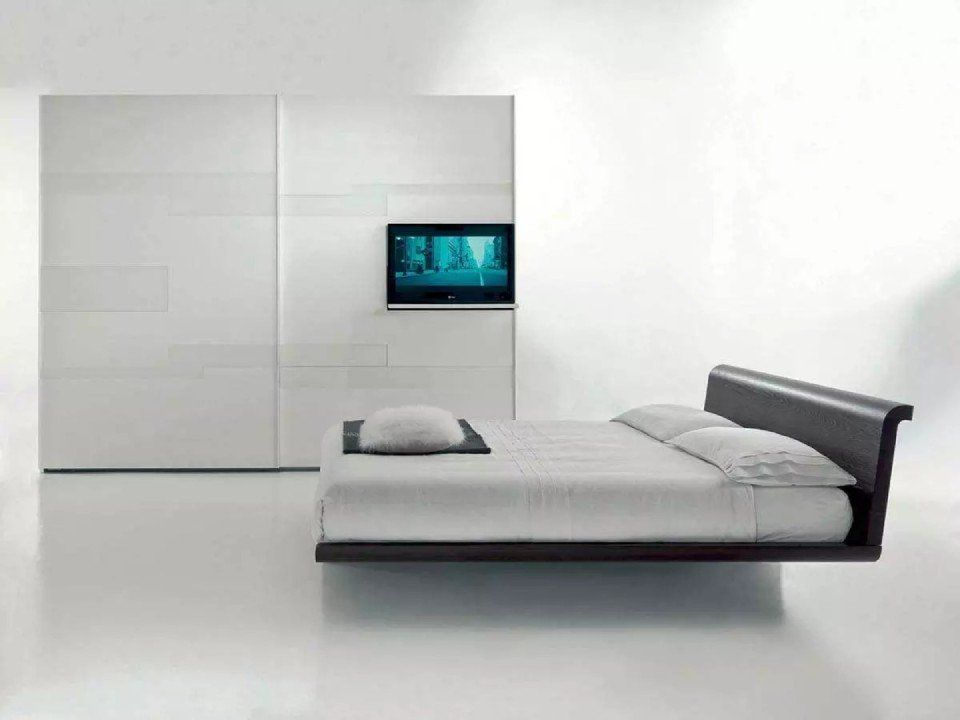 letto matrimoniale, armadio bianco a due ante e tv