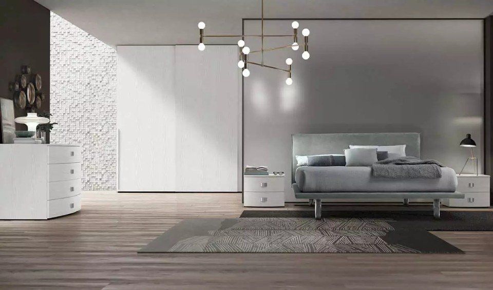 ampia camera da letto con arredi grigio chiaro e bianchi