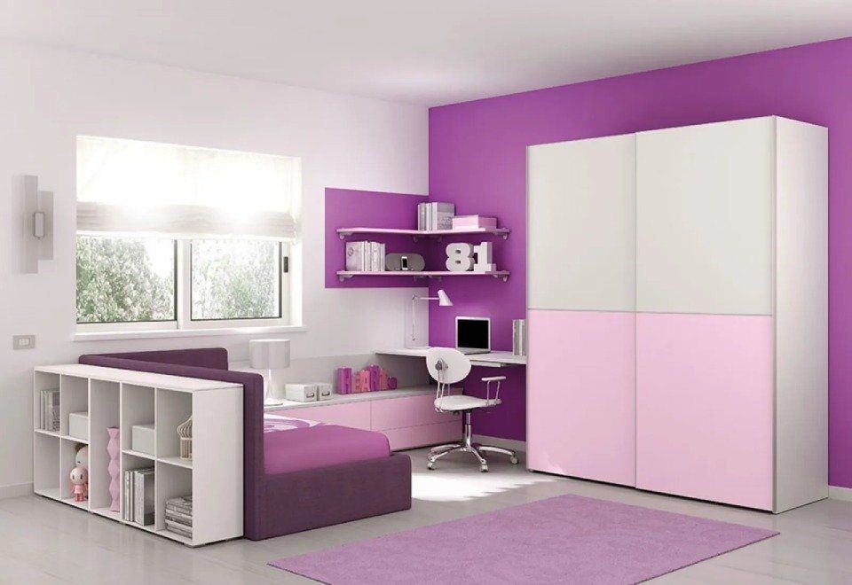 cameretta con arredi viola, rosa e bianchi