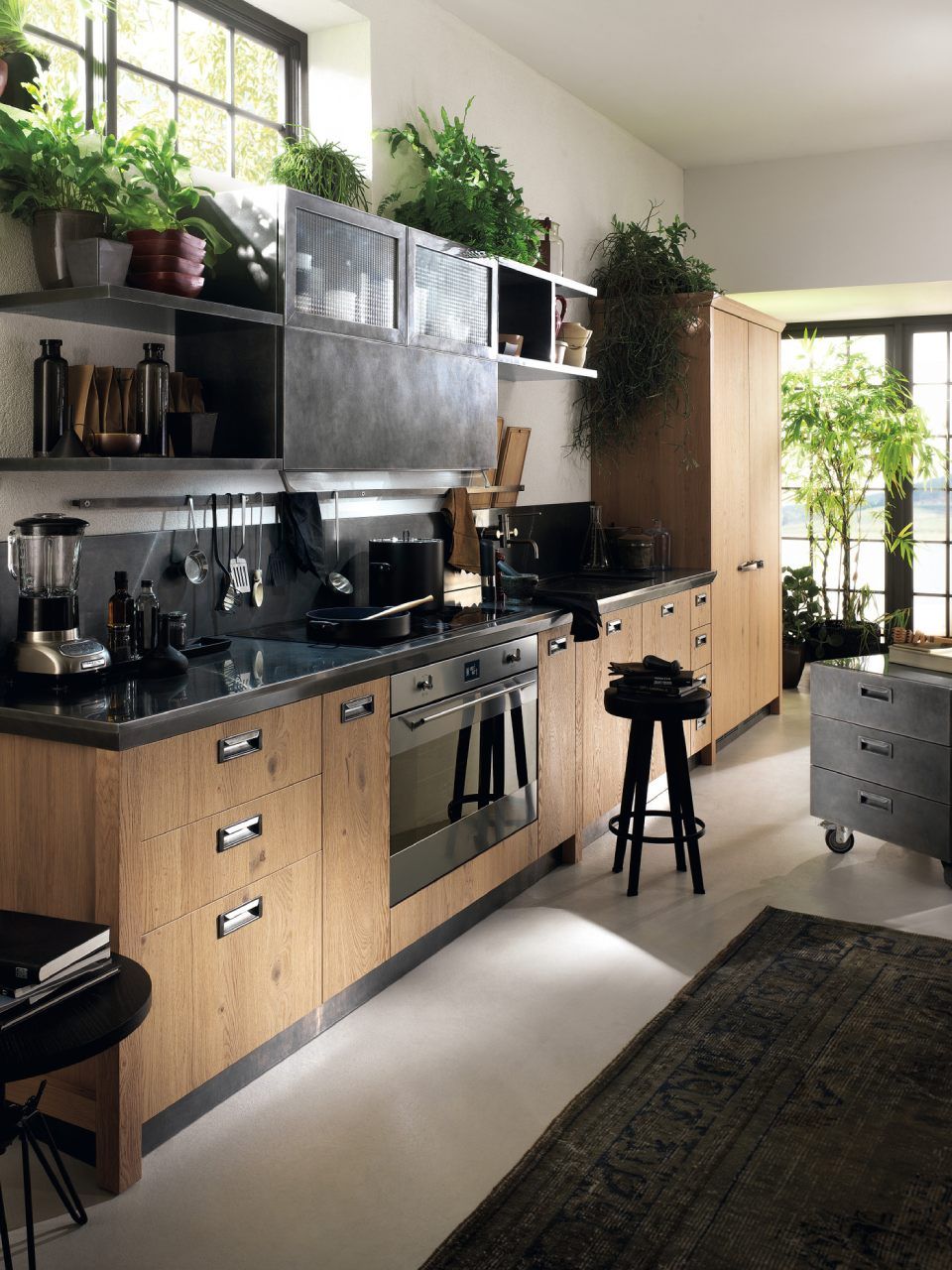 cucina in legno chiaro con dettagli neri