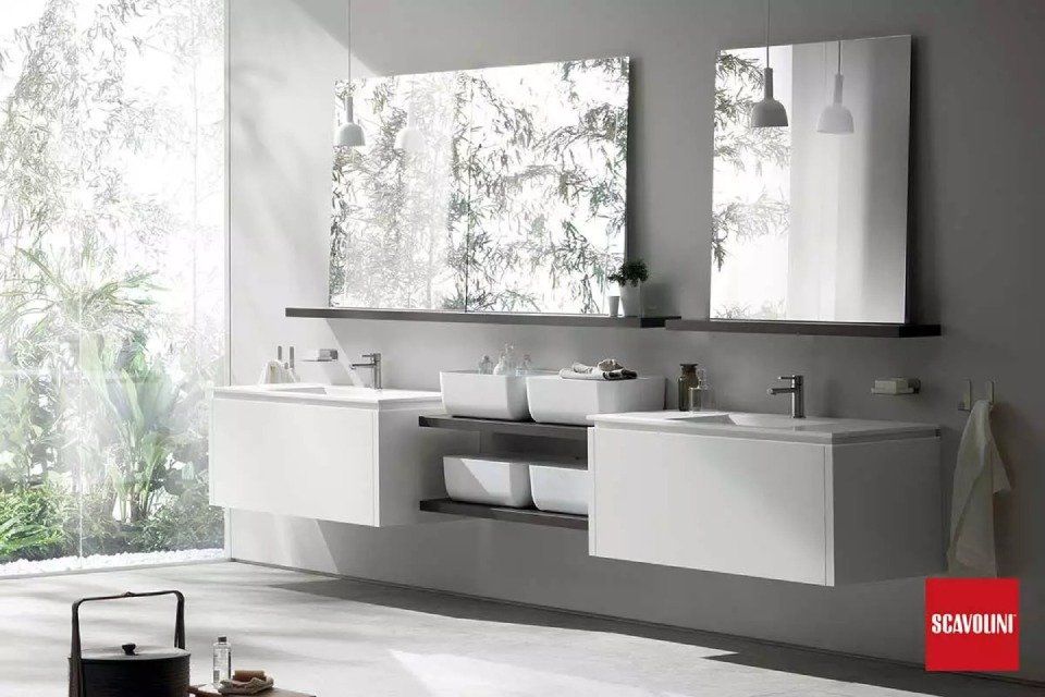 bagno con mobili sospesi bianchi