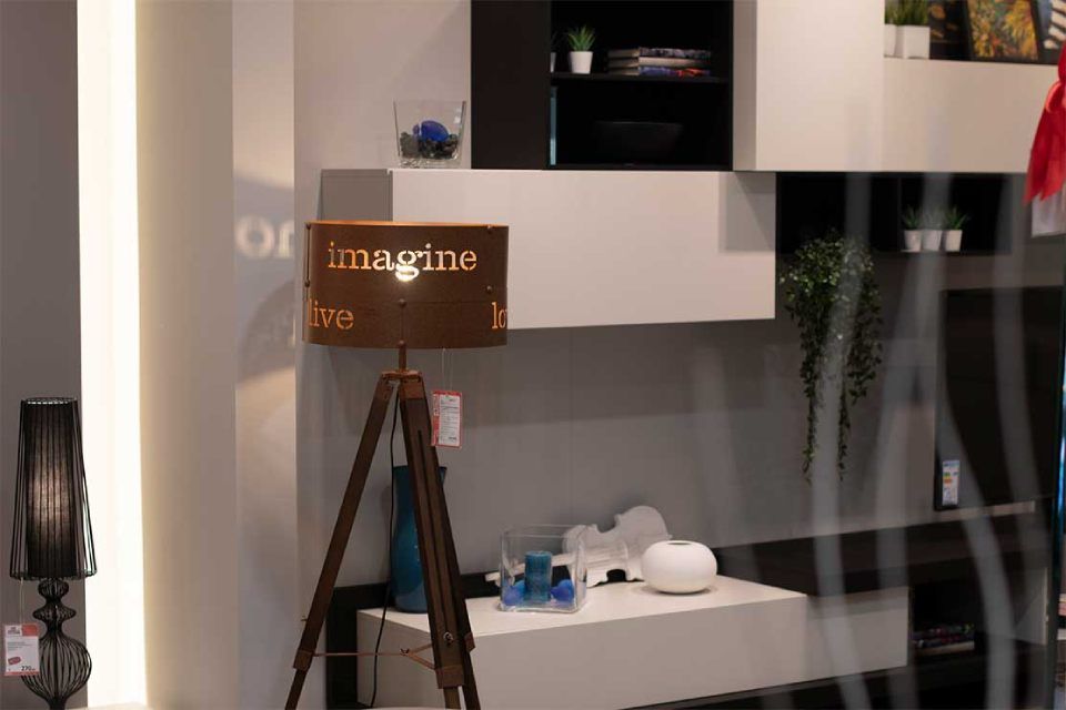 parete attrezzata e piantana marrone con scritta