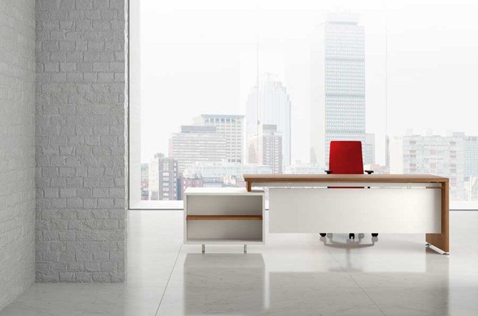 ufficio con sedia rossa, scrivania bianca e ampia vetrata