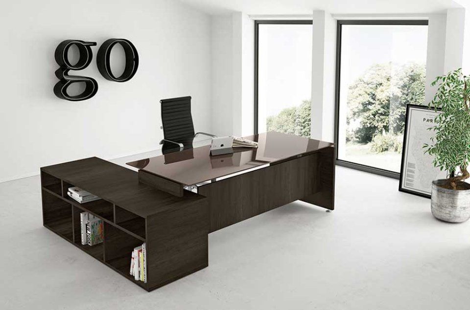 ufficio con postazione singola e scrivania in legno scuro