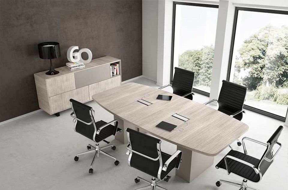 ufficio con sedie nere e scrivania in legno chiaro