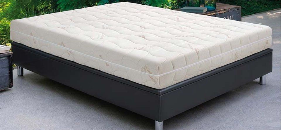 materasso matrimoniale su base letto nera