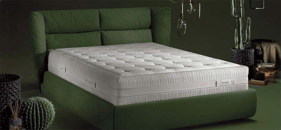 materasso in un divano letto verde