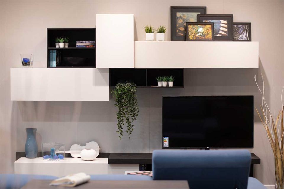 parete attrezzata con pensili bianchi e piantine