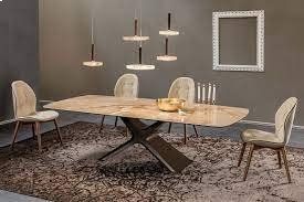 tavolo con gambe a incrocio e sedie rivestite in velluto