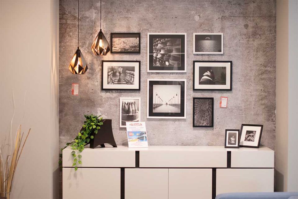 mobile bianco e nero e parete grigia con stampe