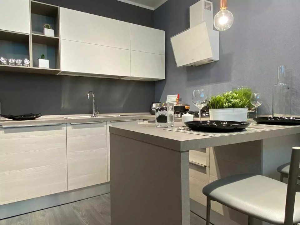 cucina con pensili color panna e piano alto grigio