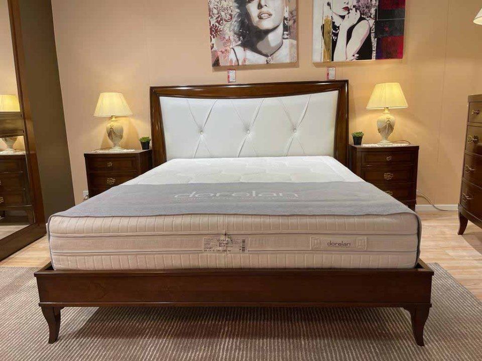 letto matrimoniale in legno con imbottitura bianca