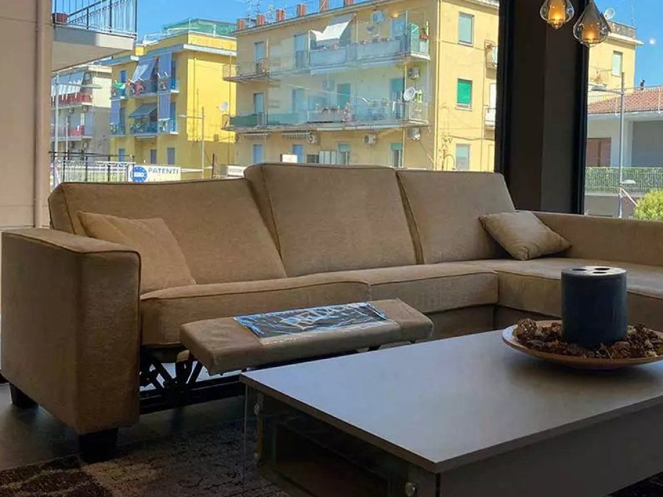 divano beige reclinabile con chaise longue