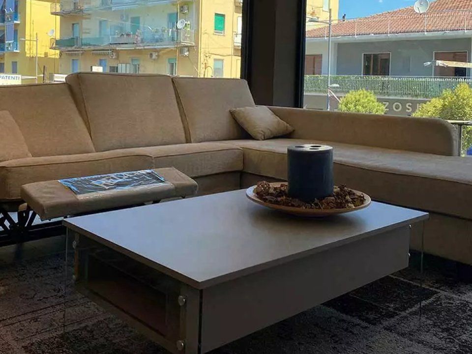 divano beige angolare e reclinabile