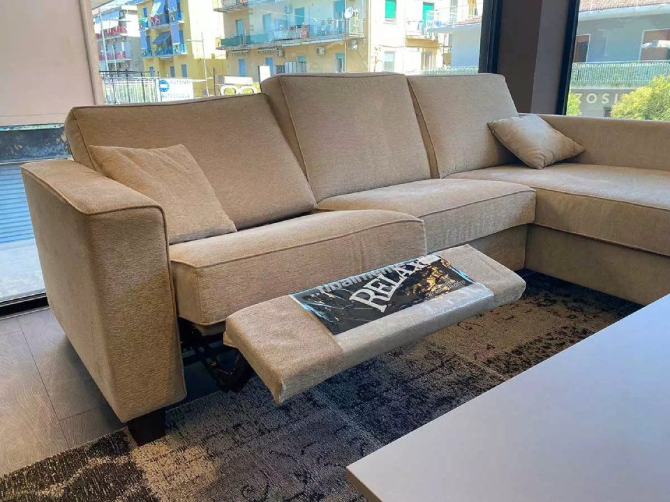divano beige reclinabile