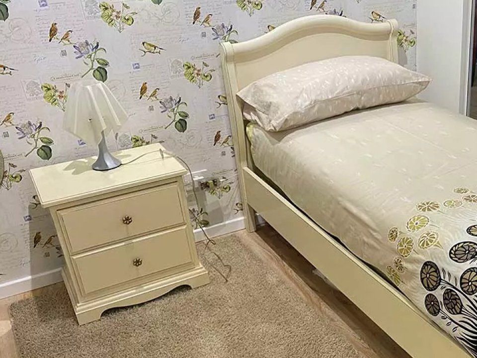 letto e comodino color panna per una cameretta