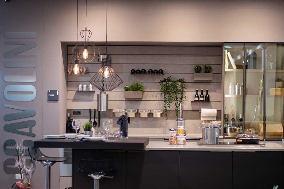 cucina moderna con isola e piante appese