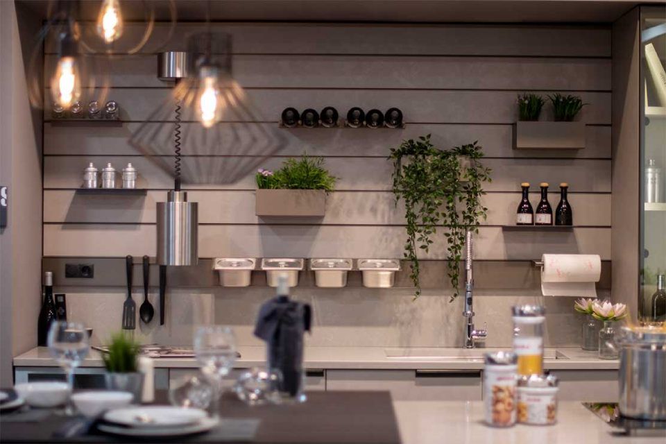 cucina moderna con piante appese
