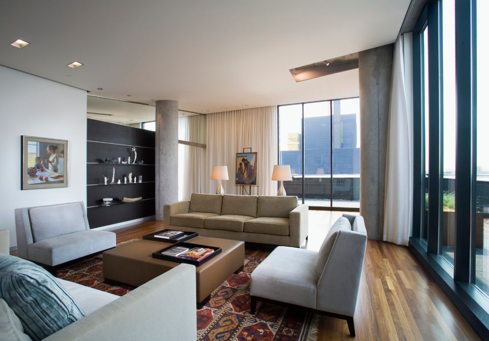 salotto con divano beige e poltrona grigia in velluto