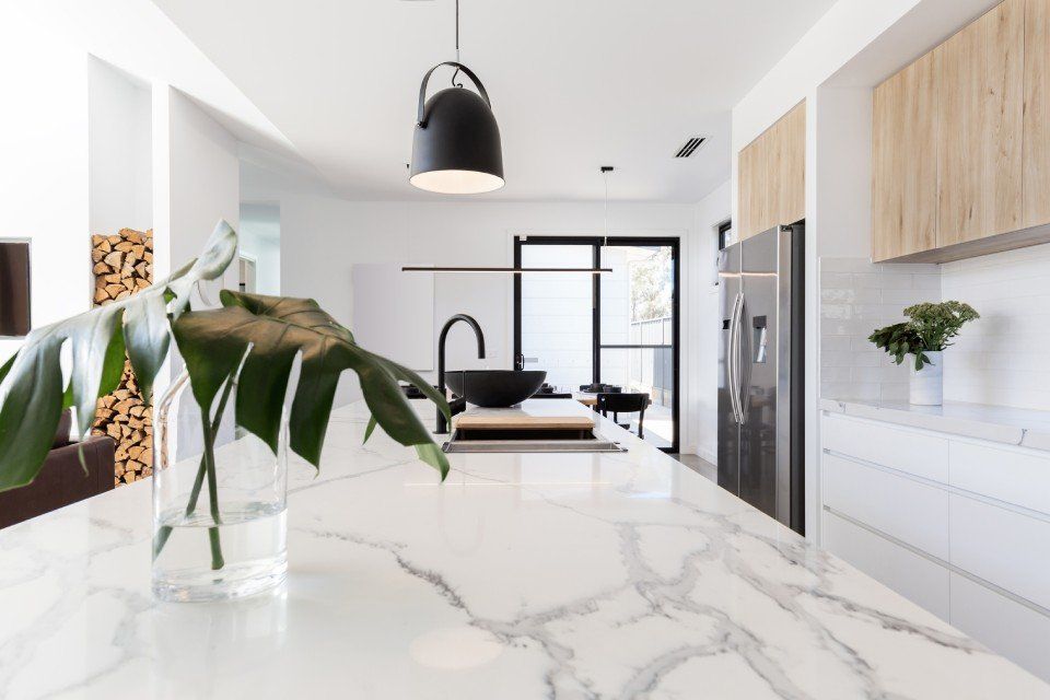 piano cucina in marmo bianco e lavandino nero