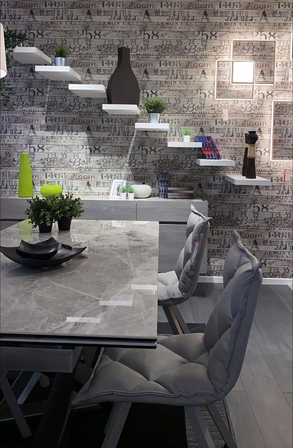 sala da pranzo con arredi sui toni del grigio