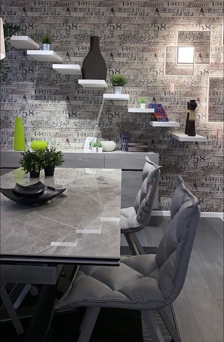 sala da pranzo con arredi sui toni del grigio