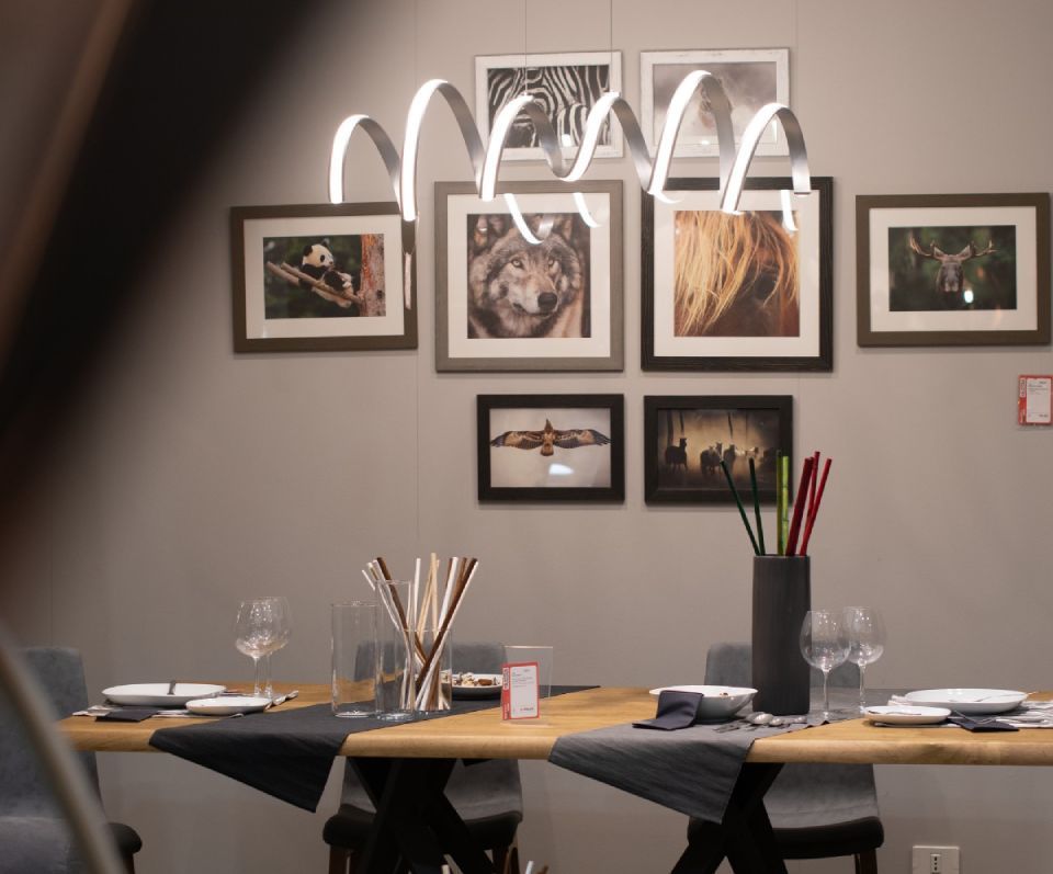 tavolo apparecchiato e lampadario di design