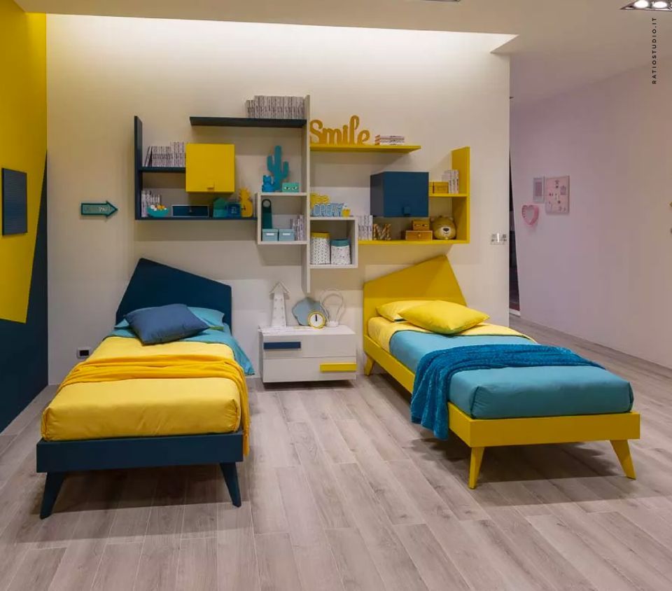 cameretta con due letti e arredi gialli e blu