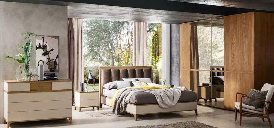 camera da letto matrimoniale con ampia vetrata