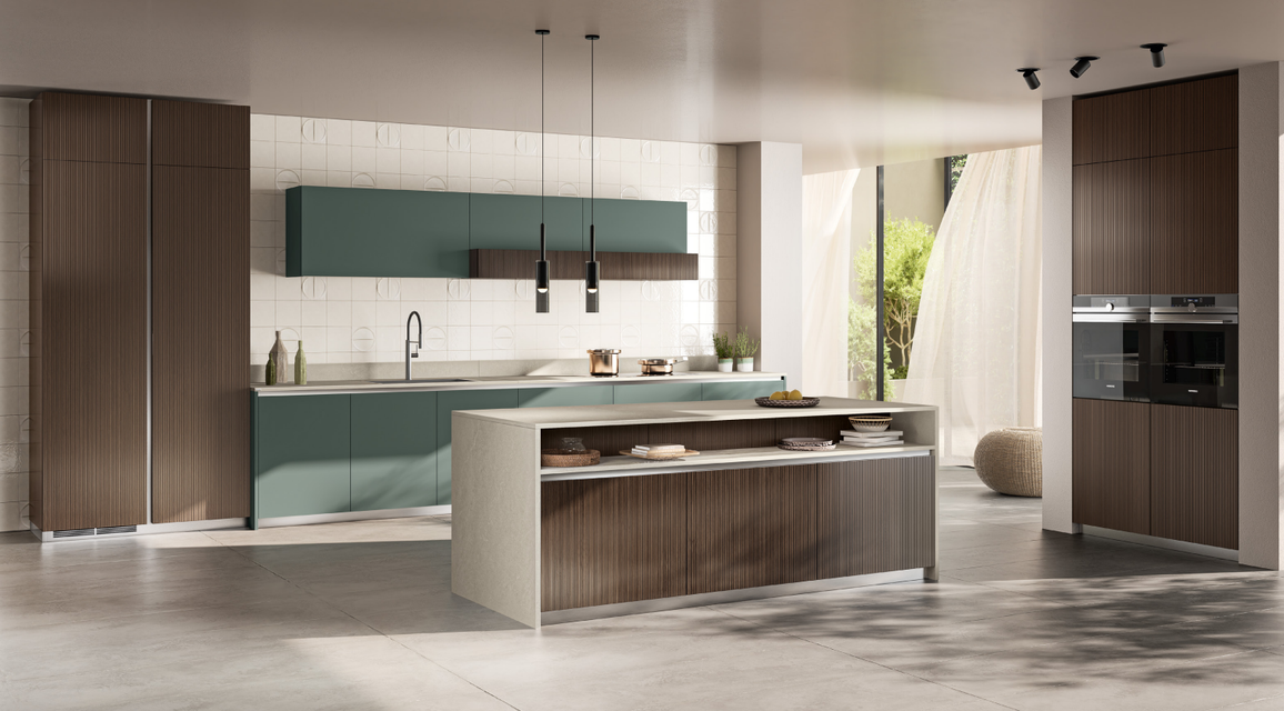 cucina dal design moderno, con mobile bordeax, tris di lampade pendenti dal soffitto e isola