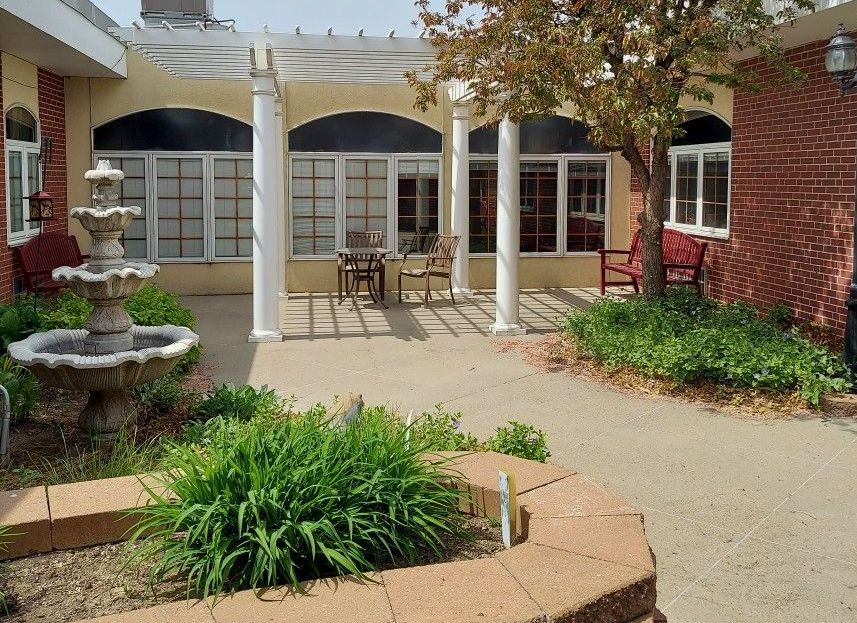 A courtyard with a fountain in the middle of it