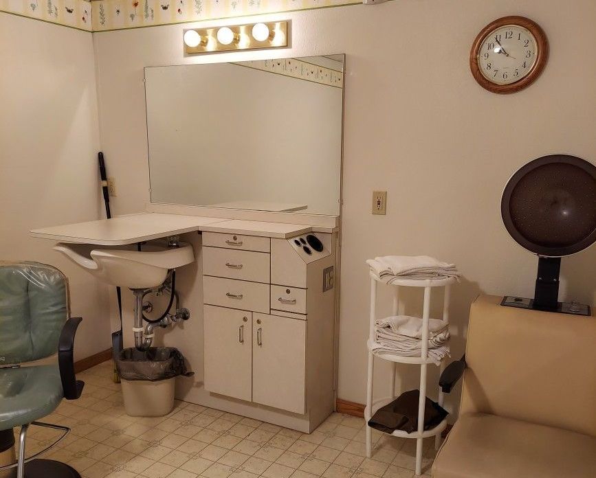 A room with a chair and a clock on the wall