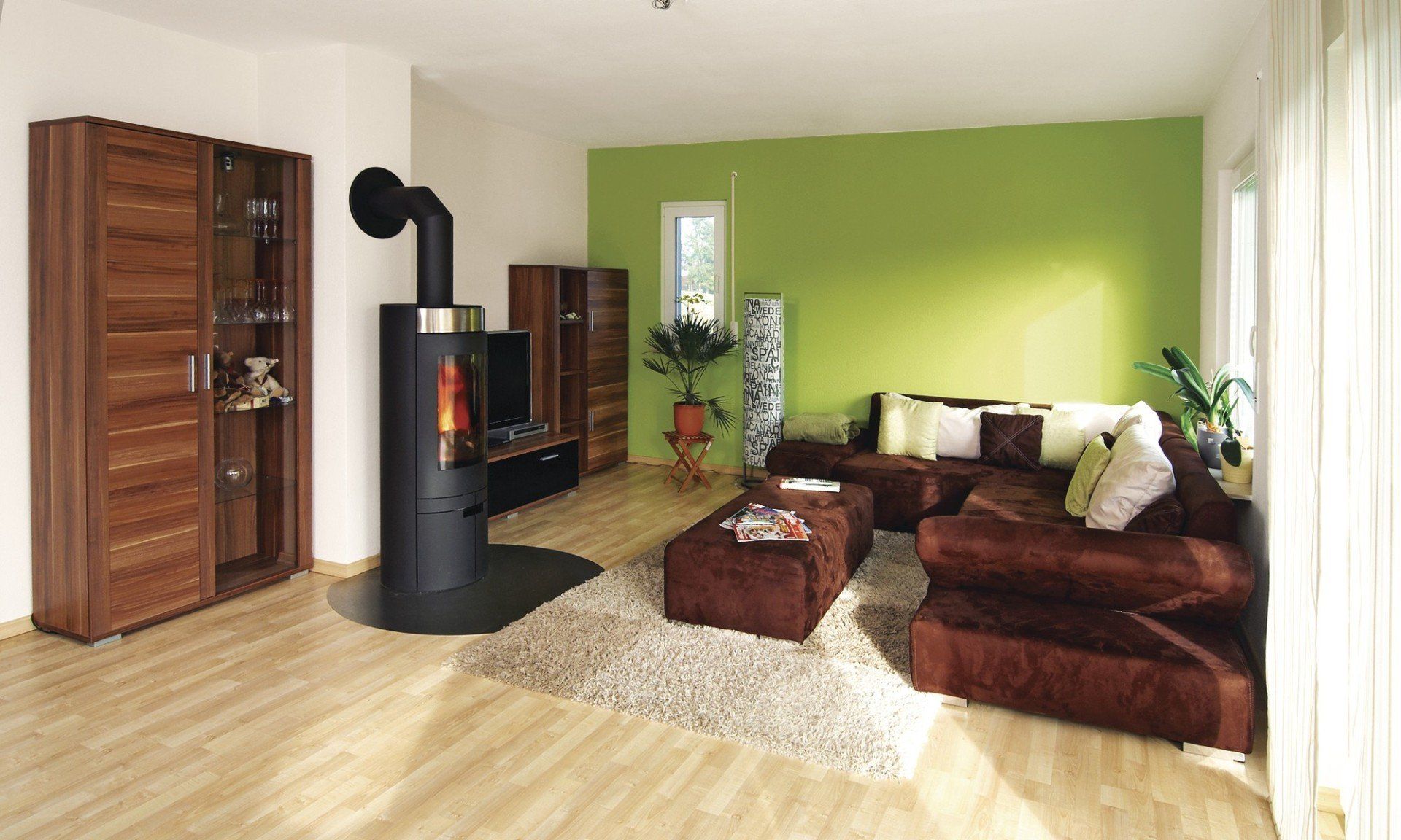 Wohnzimmer mit Kamin grün