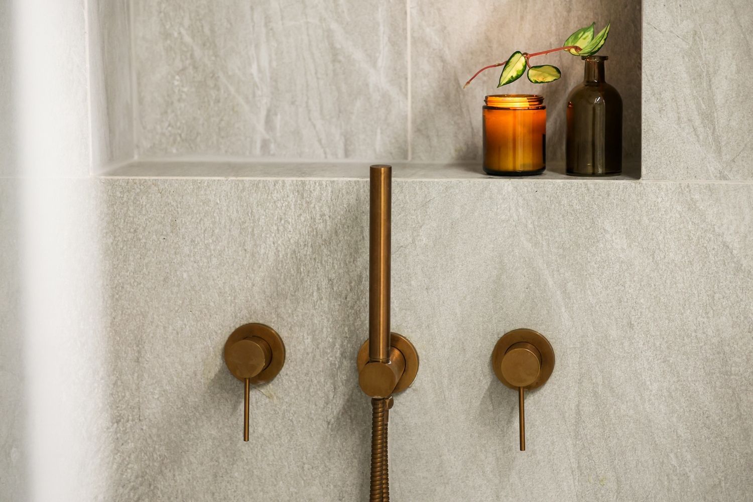 טפטפו מים על האריח באולם התצוגה