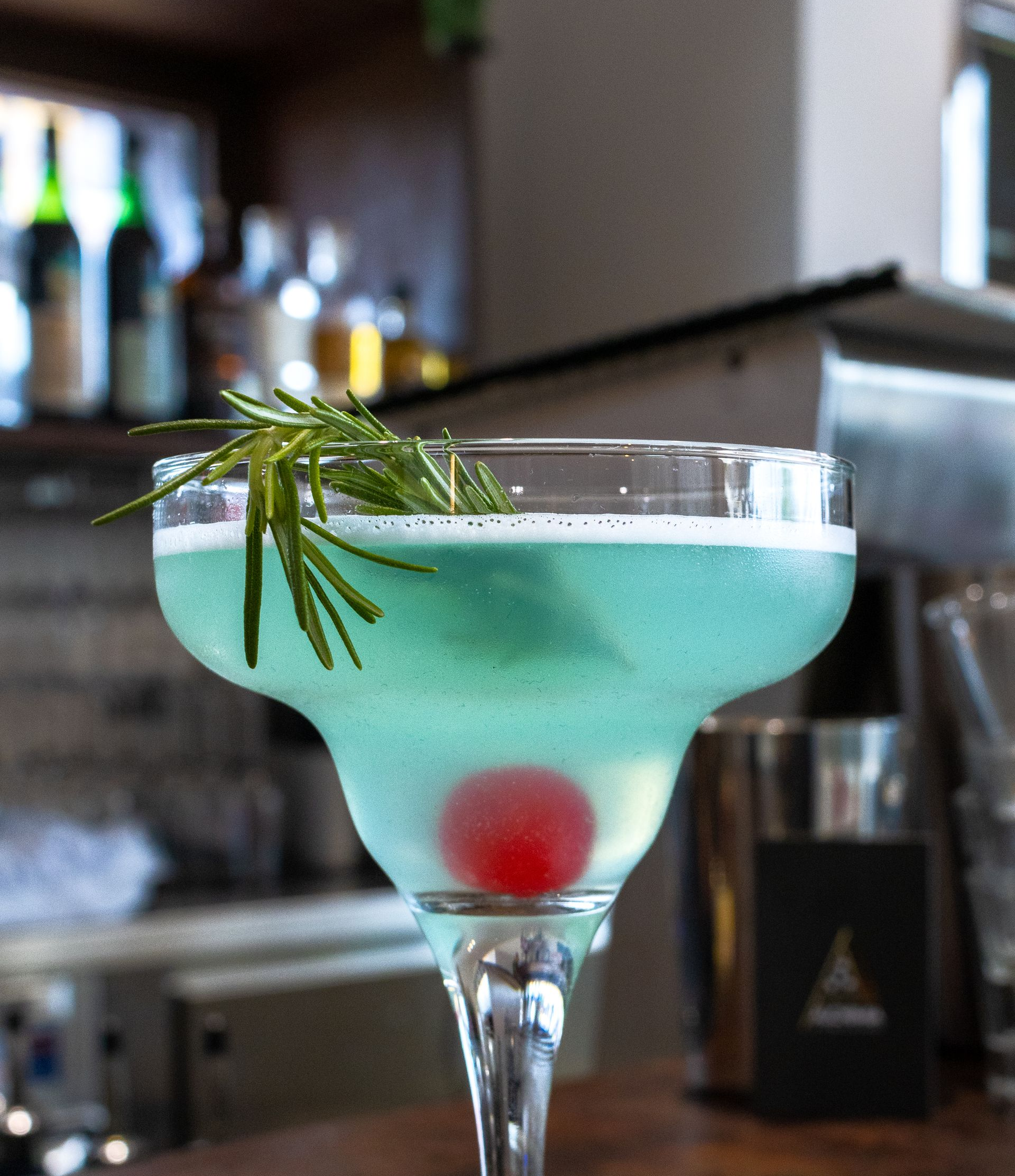 Tagliere di salumi con formaggio, olive, marmellata e prosciutto.