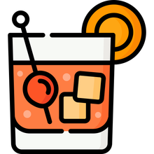 Cocktail in un bicchiere con una fetta d'arancia, cubetti di ghiaccio e una ciliegia su uno stuzzicadenti.