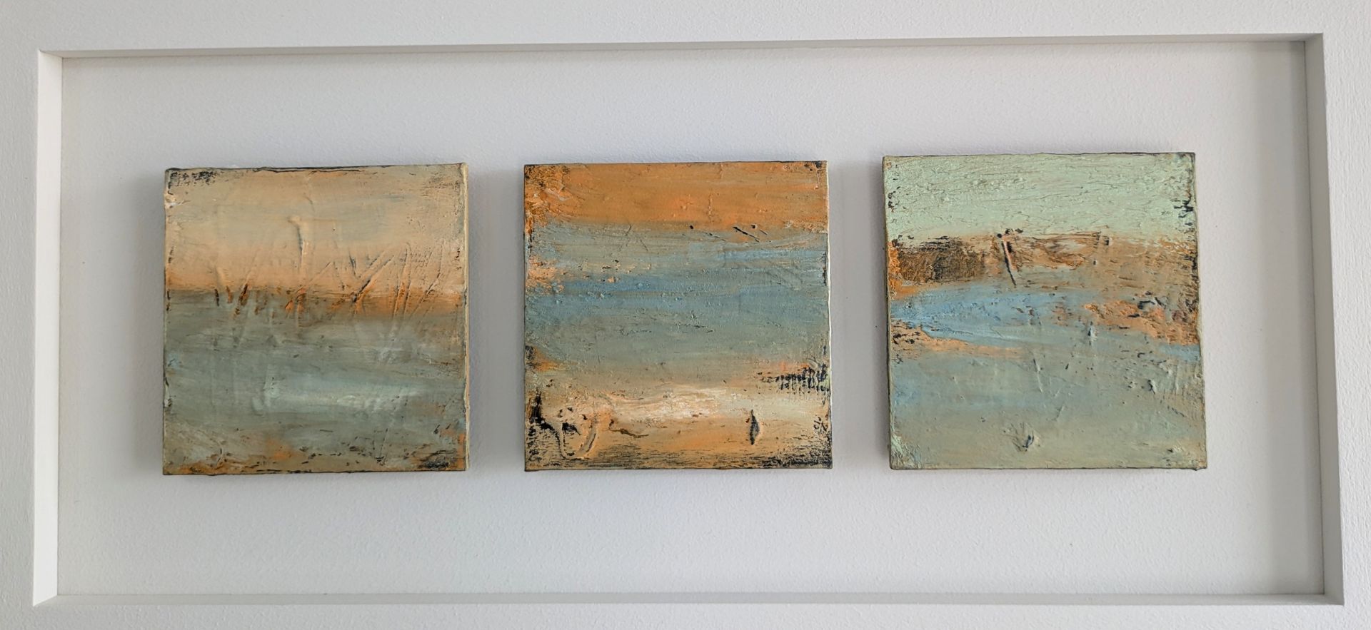 A ceramic sculpture with a geometric pattern on it