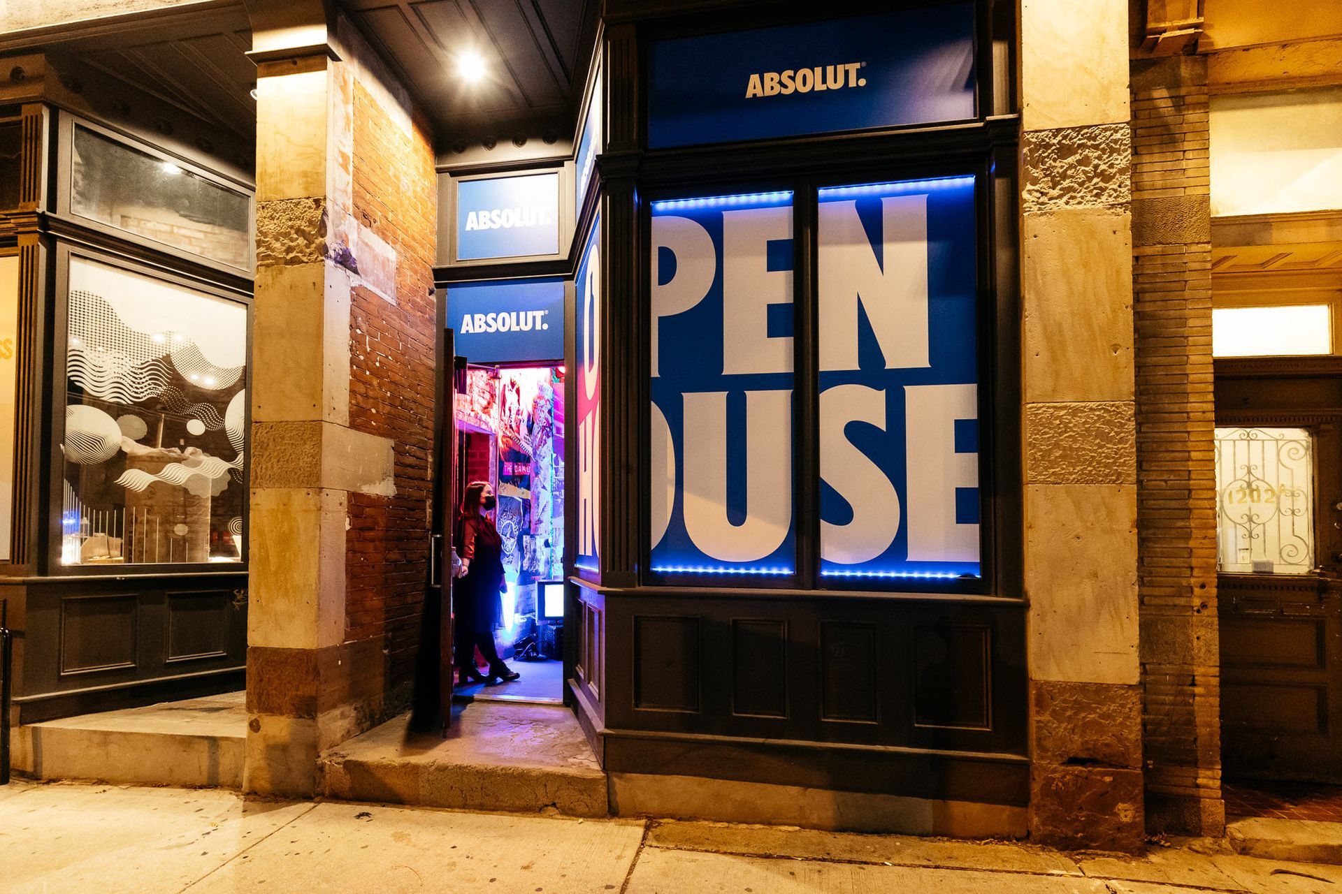 A store front with a blue sign that says pen use