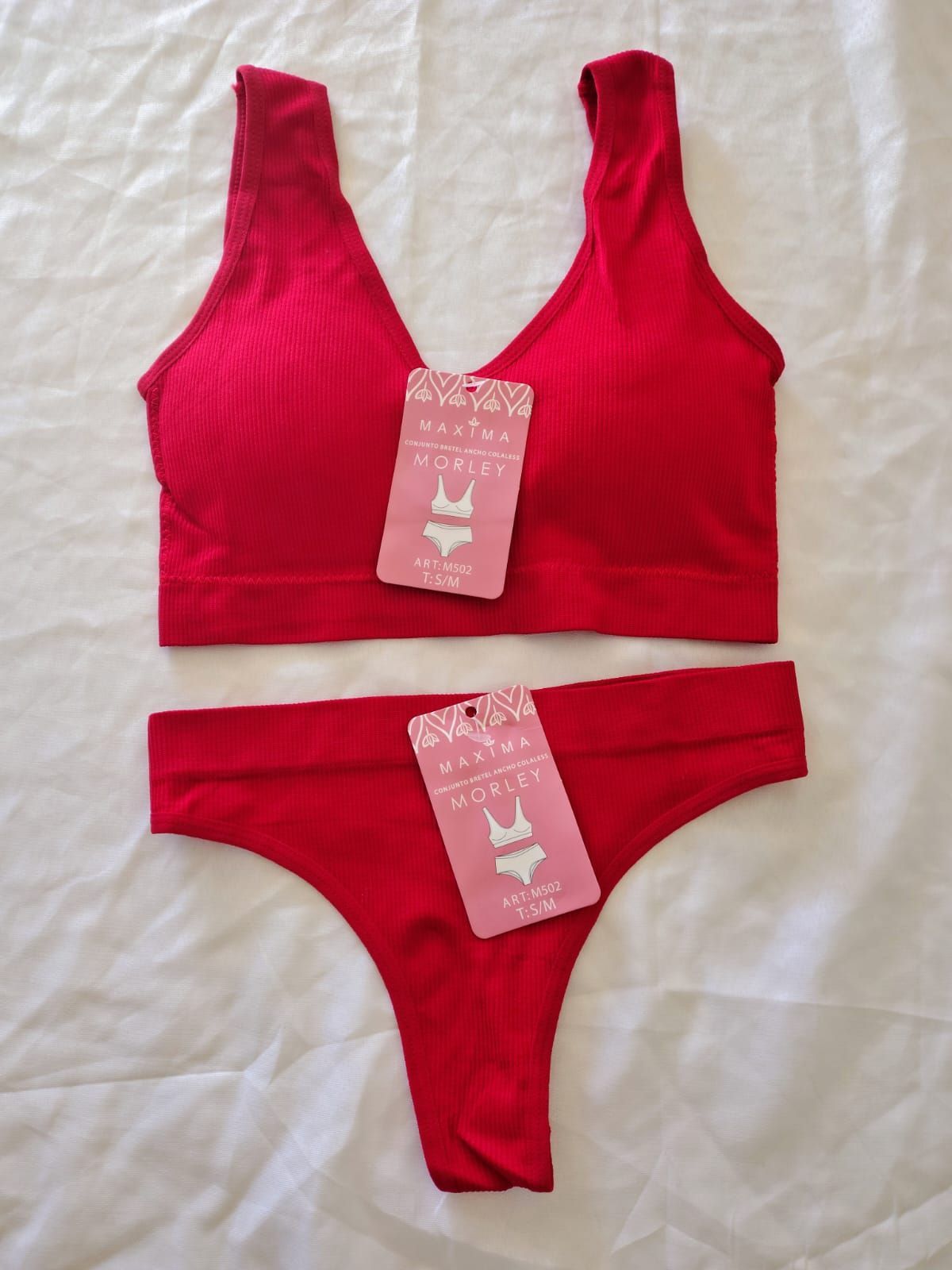 conjunto de morley con top y colales se adapta muy bien al cuerpo sin ser tan exacto con talles