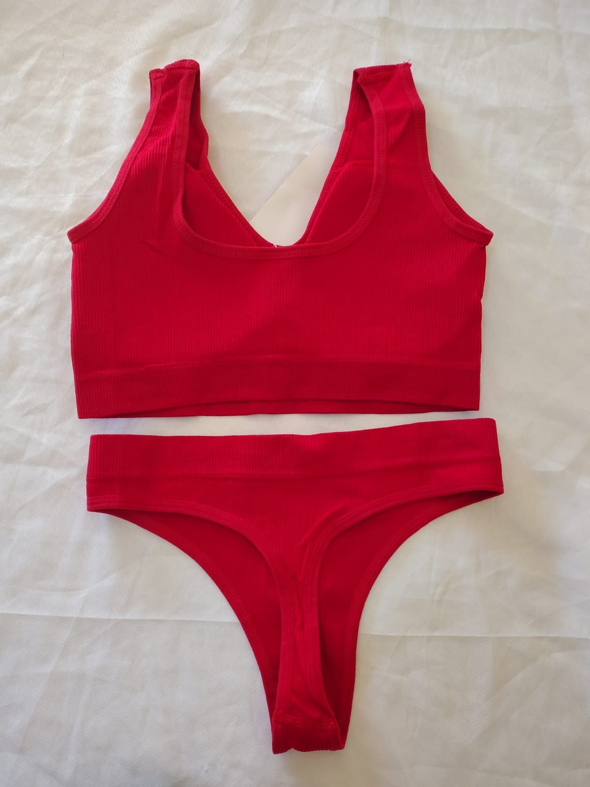 conjunto de morley con top y colales se adapta muy bien al cuerpo sin ser tan exacto con talles