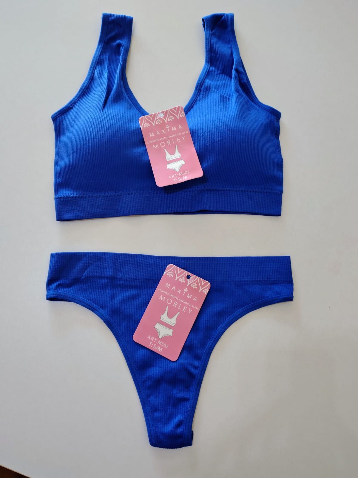 conjunto de morley con top y colales se adapta muy bien al cuerpo sin ser tan exacto con talles