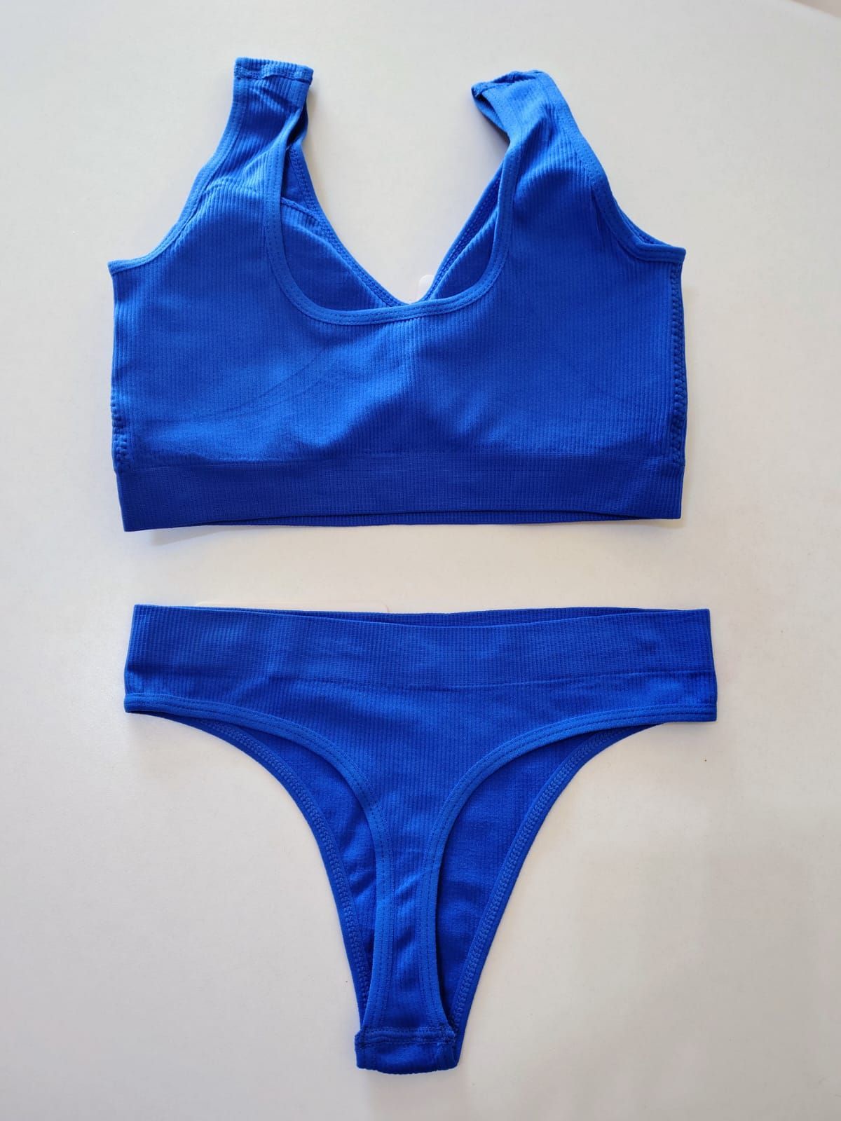 conjunto de morley con top y colales se adapta muy bien al cuerpo sin ser tan exacto con talles