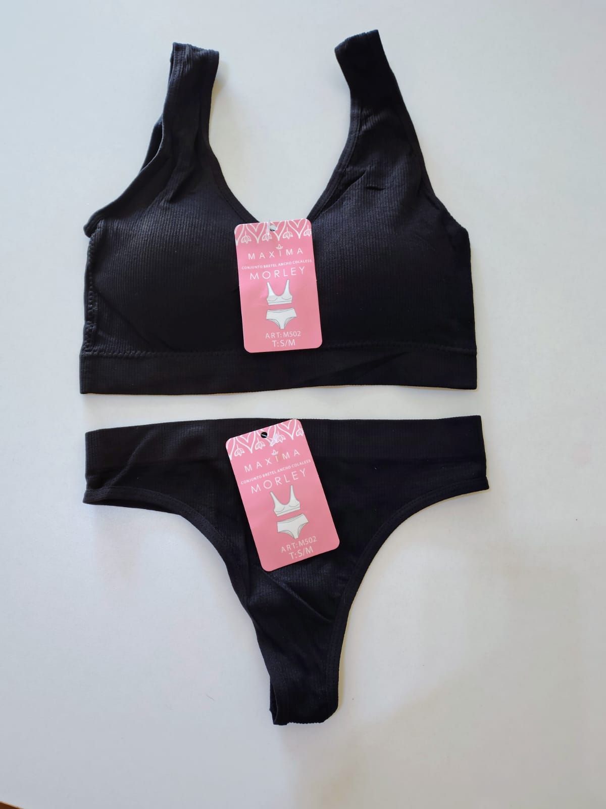 conjunto de morley con top y colales se adapta muy bien al cuerpo sin ser tan exacto con talles