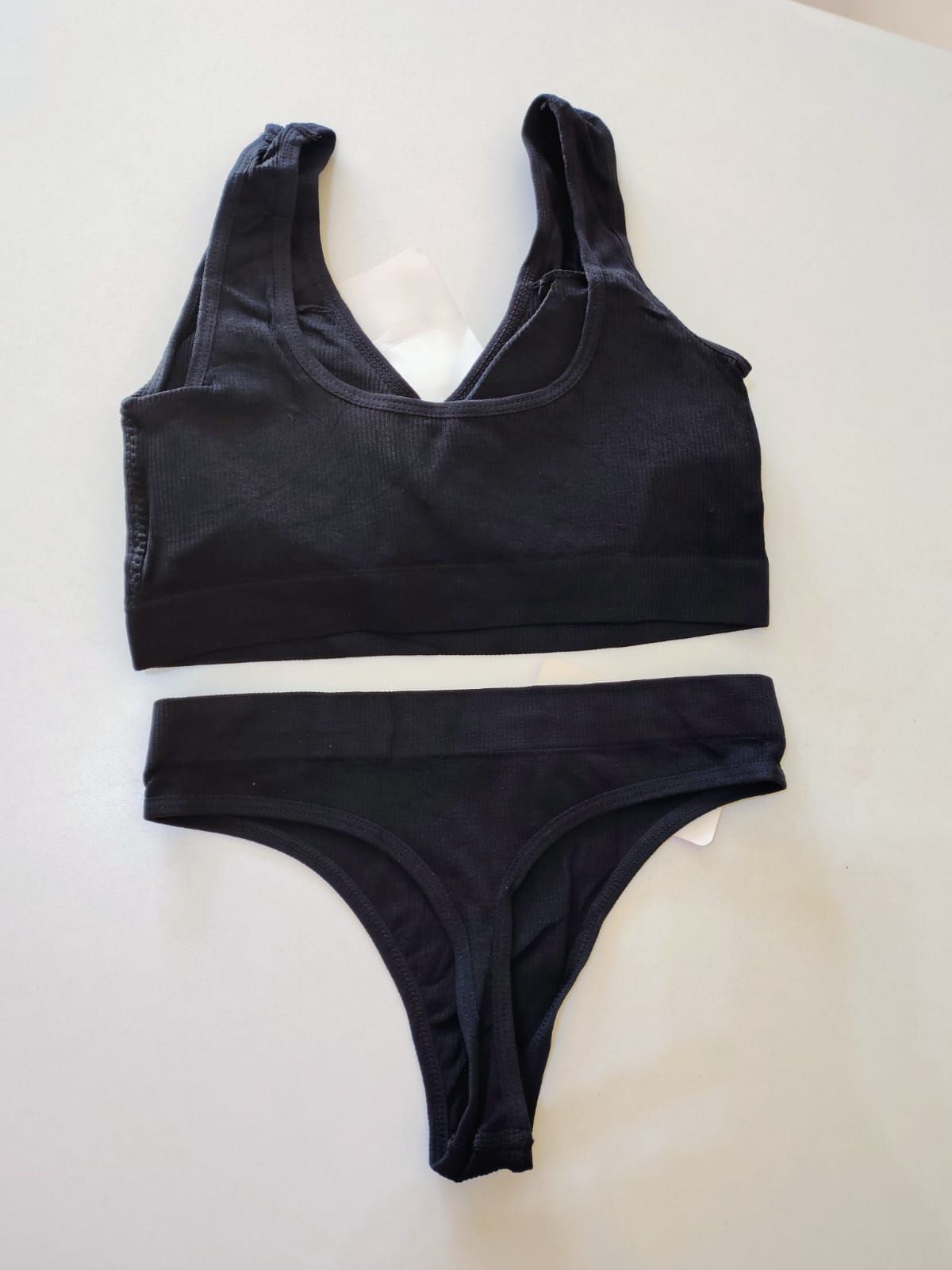 conjunto de morley con top y colales se adapta muy bien al cuerpo sin ser tan exacto con talles