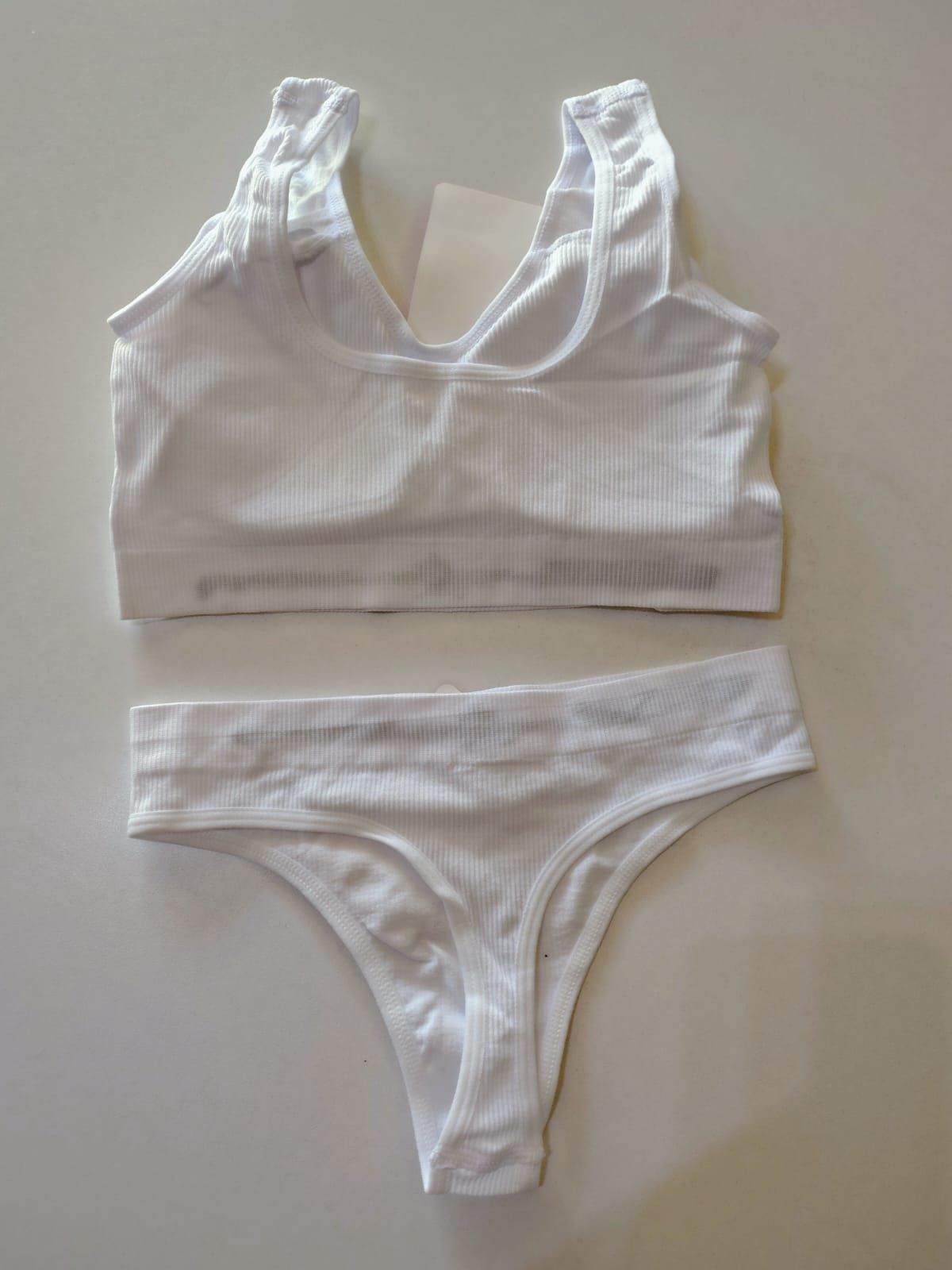 conjunto de morley con top y colales se adapta muy bien al cuerpo sin ser tan exacto con talles