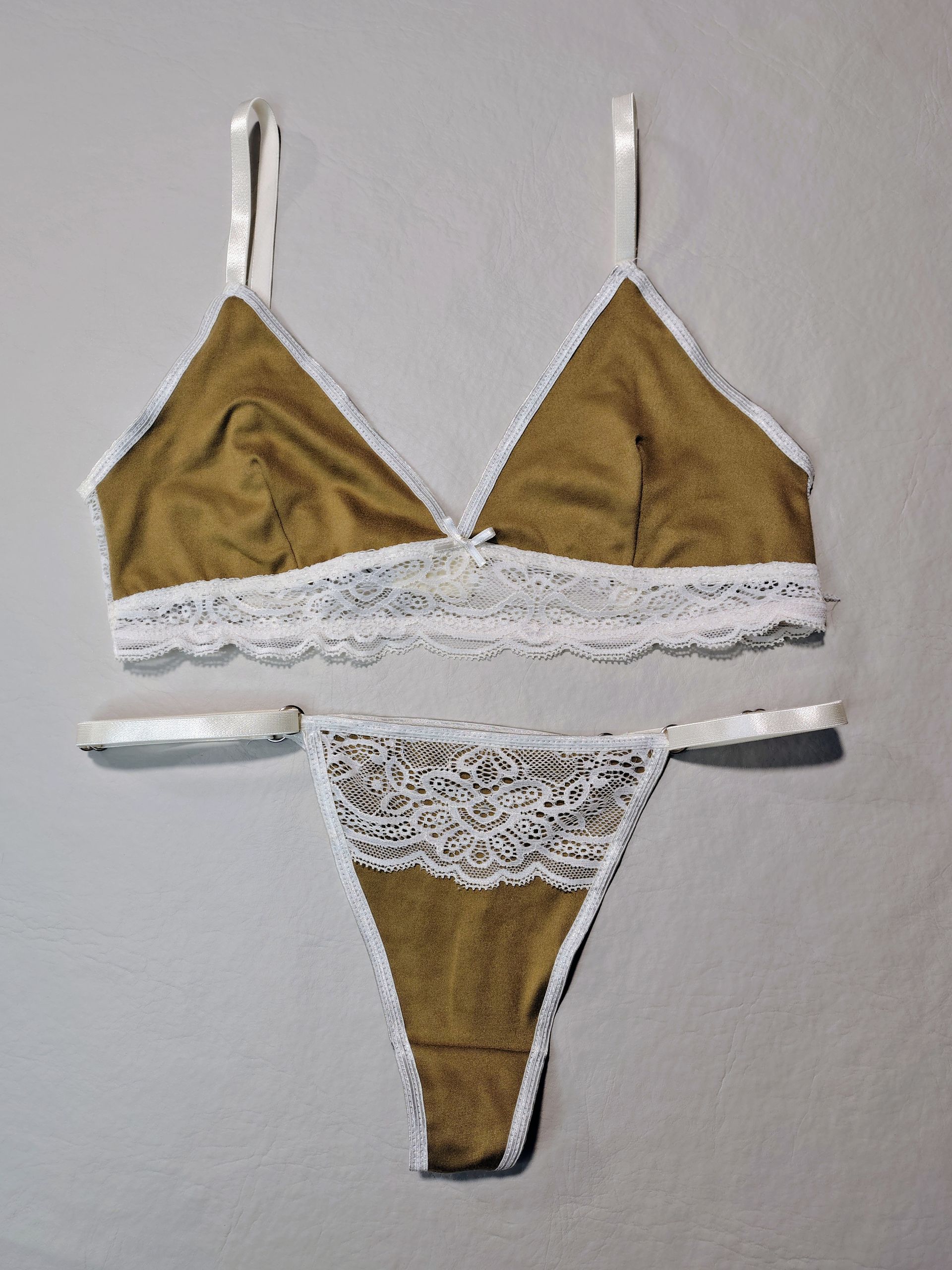 Conjunto de lencería marrón y blanco: sujetador triangular y tanga con ribete de encaje blanco.