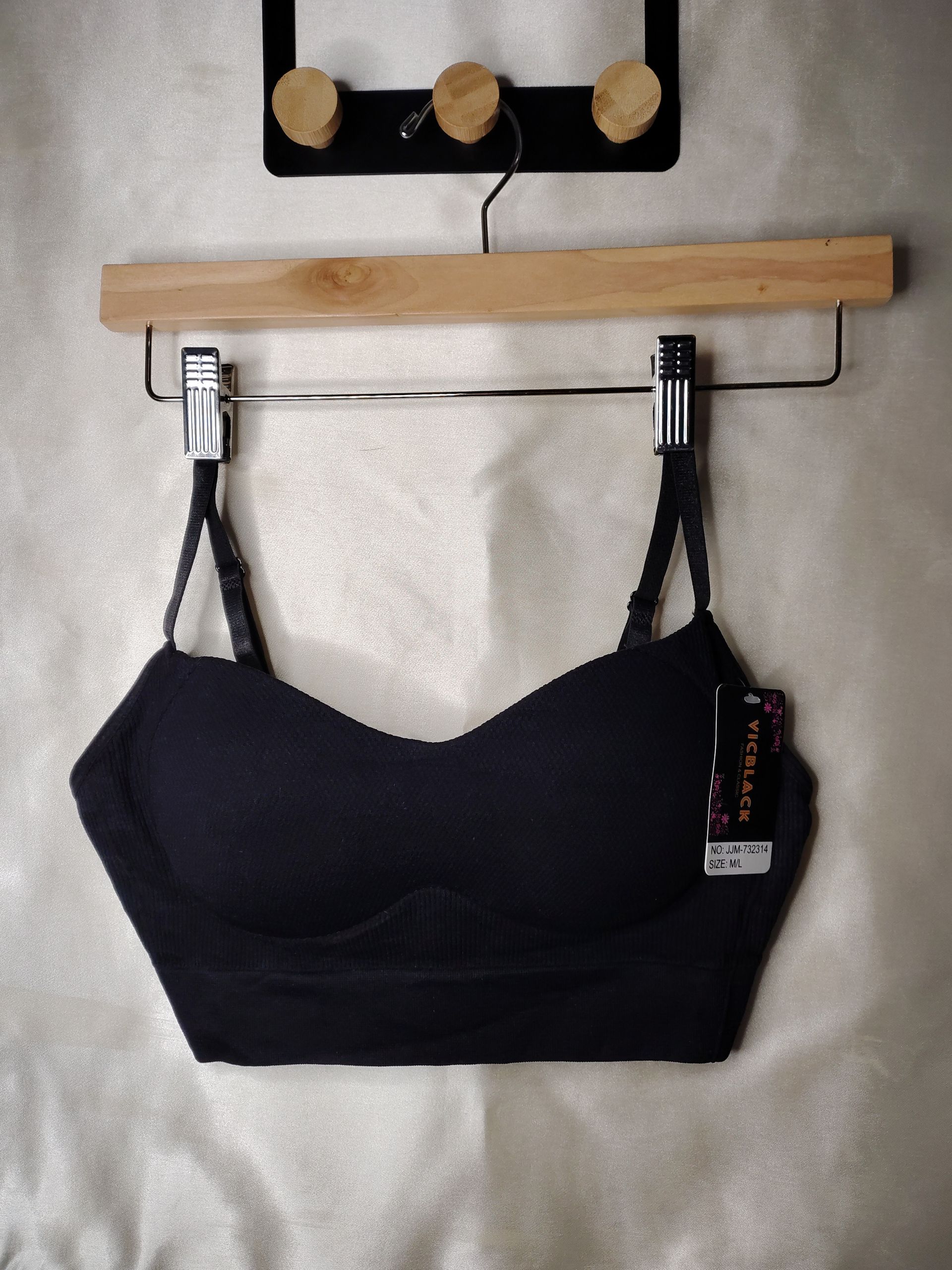 Sujetador negro  de madera, con tirantes ajustables